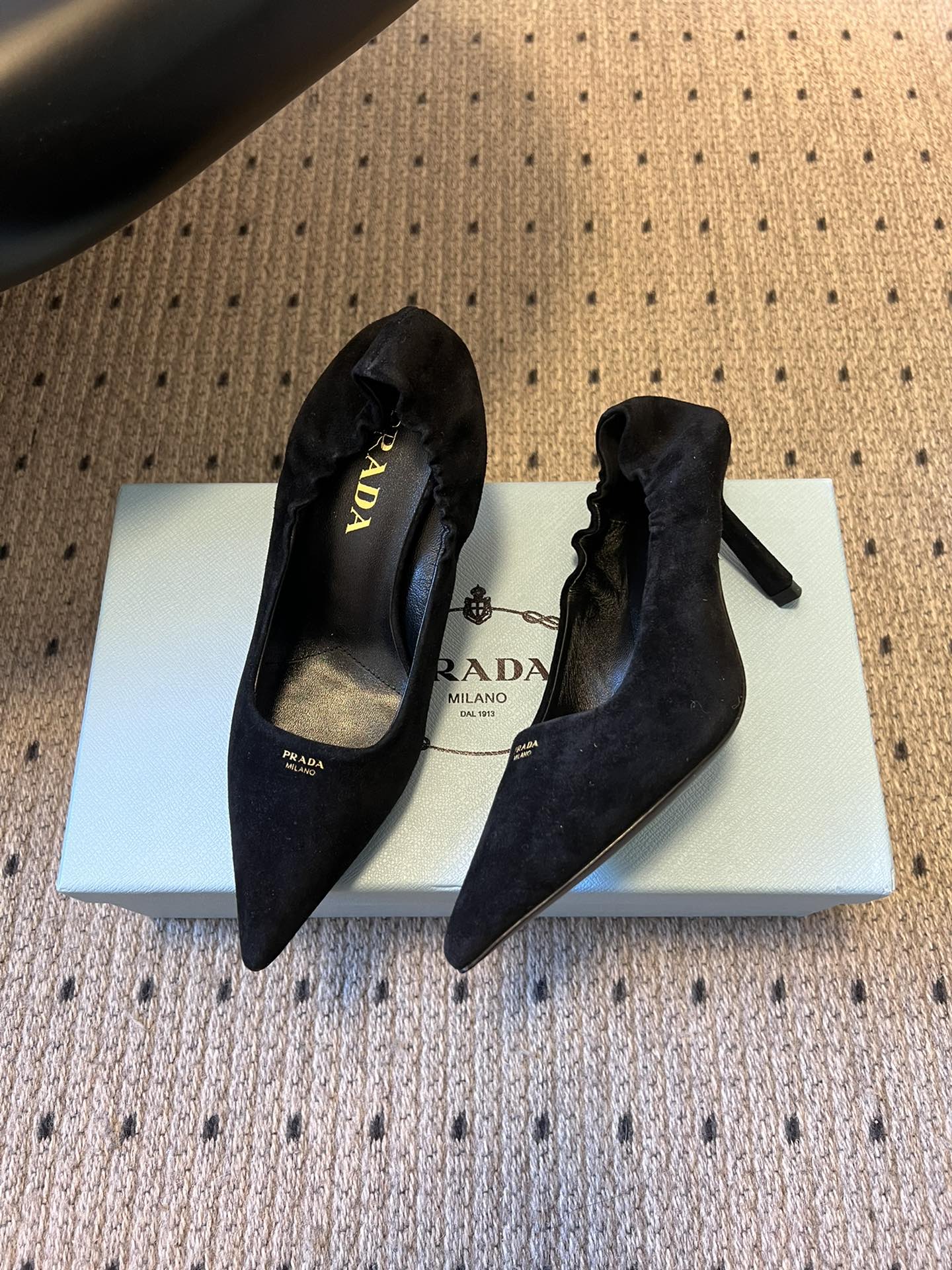 Prada 25ss Black Pointed Toe Low-Cut Heels in Suede 580371