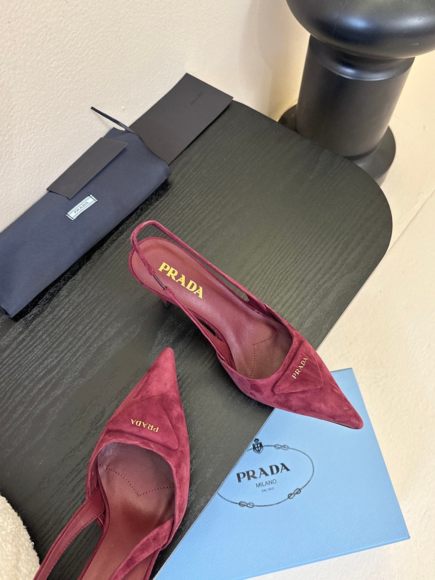 PRADA 25ss Retro Burgundy Triangle Logo Pointed Toe Kitten Heel in Lambskin 580368