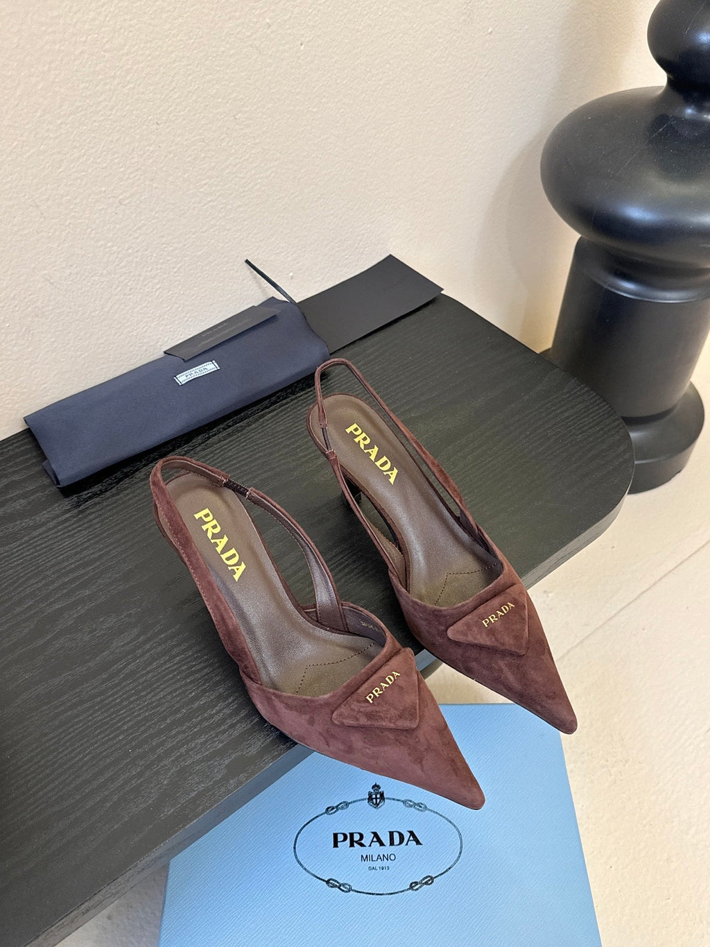 PRADA 25ss Retro Brown Triangle Logo Pointed Toe Kitten Heel in Lambskin 580367