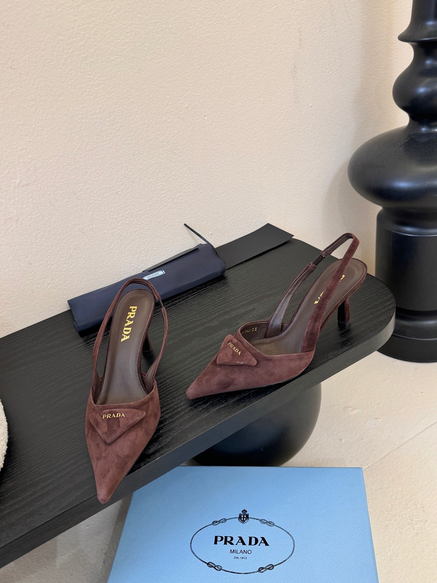 PRADA 25ss Retro Brown Triangle Logo Pointed Toe Kitten Heel in Lambskin 580367