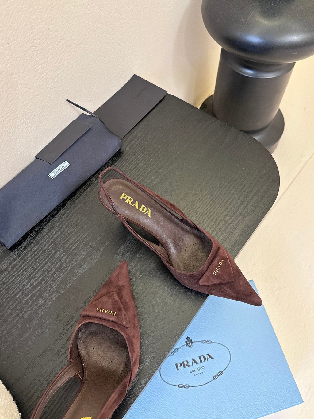 PRADA 25ss Retro Brown Triangle Logo Pointed Toe Kitten Heel in Lambskin 580367