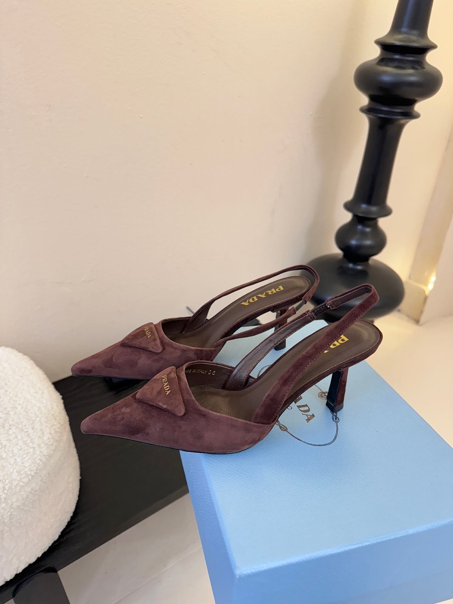 PRADA 25ss Retro Brown Triangle Logo Pointed Toe Kitten Heel in Lambskin 580367