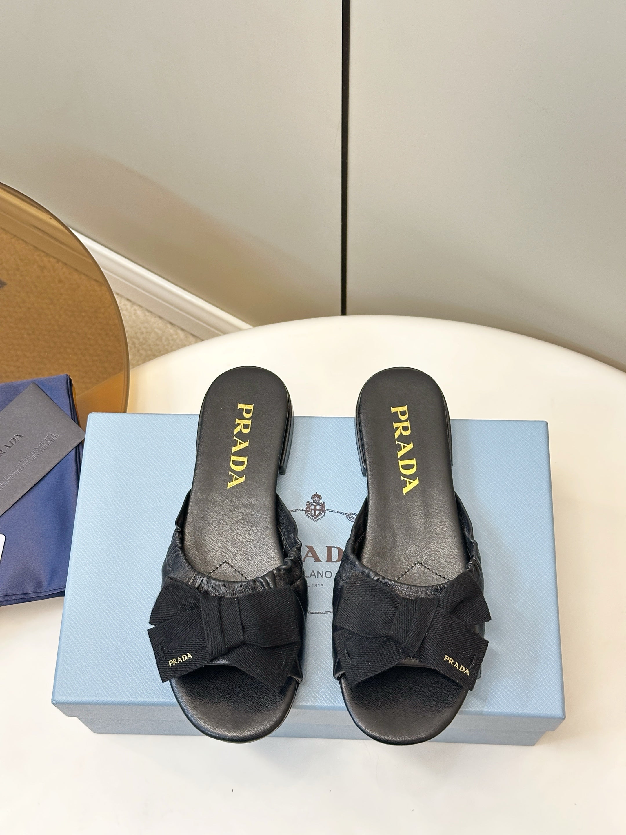 Pra Bow-Tie Stylish Flat Sandals Black in Lambskin 771281
