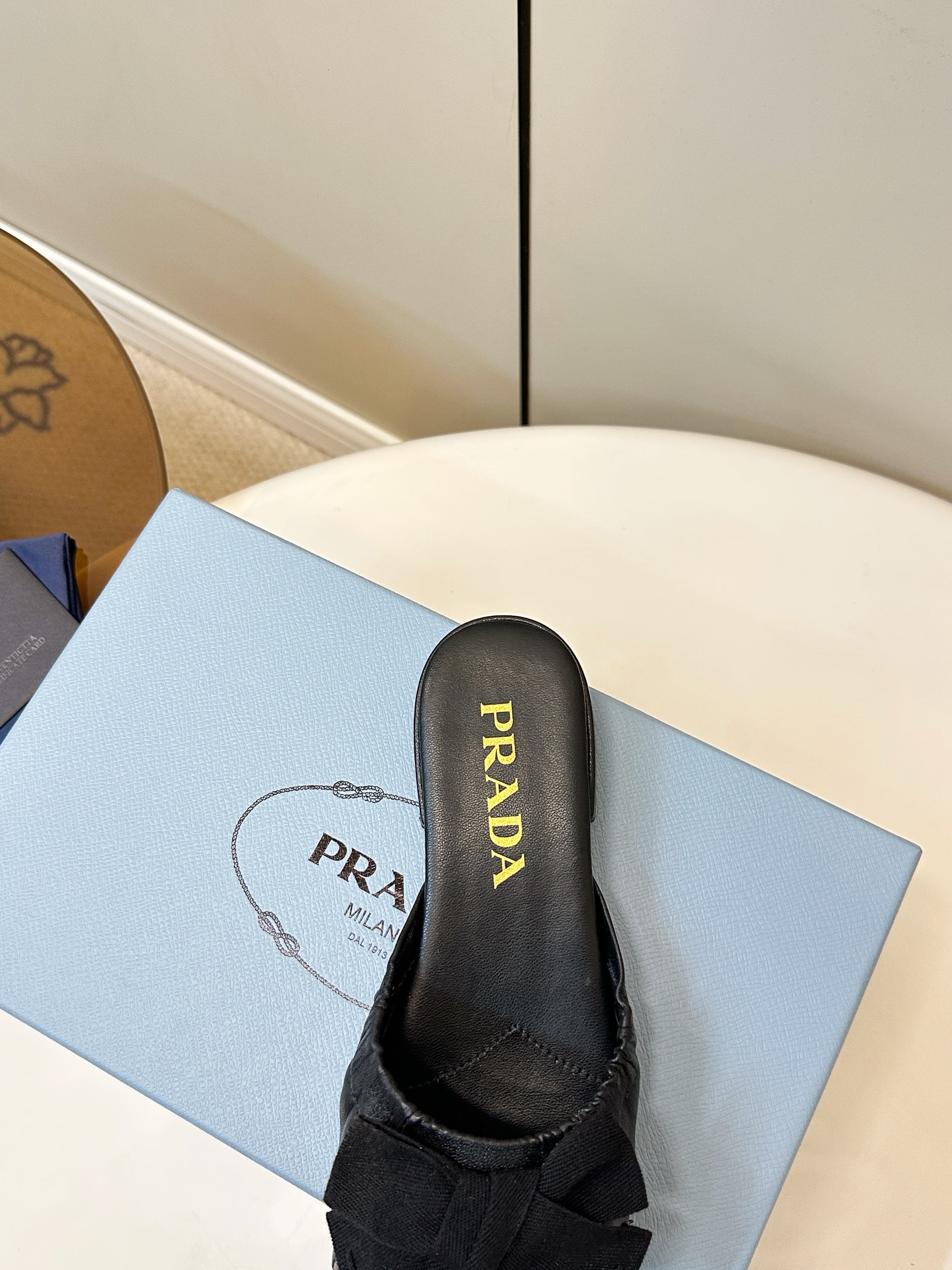 Pra Bow-Tie Stylish Flat Sandals Black in Lambskin 771281