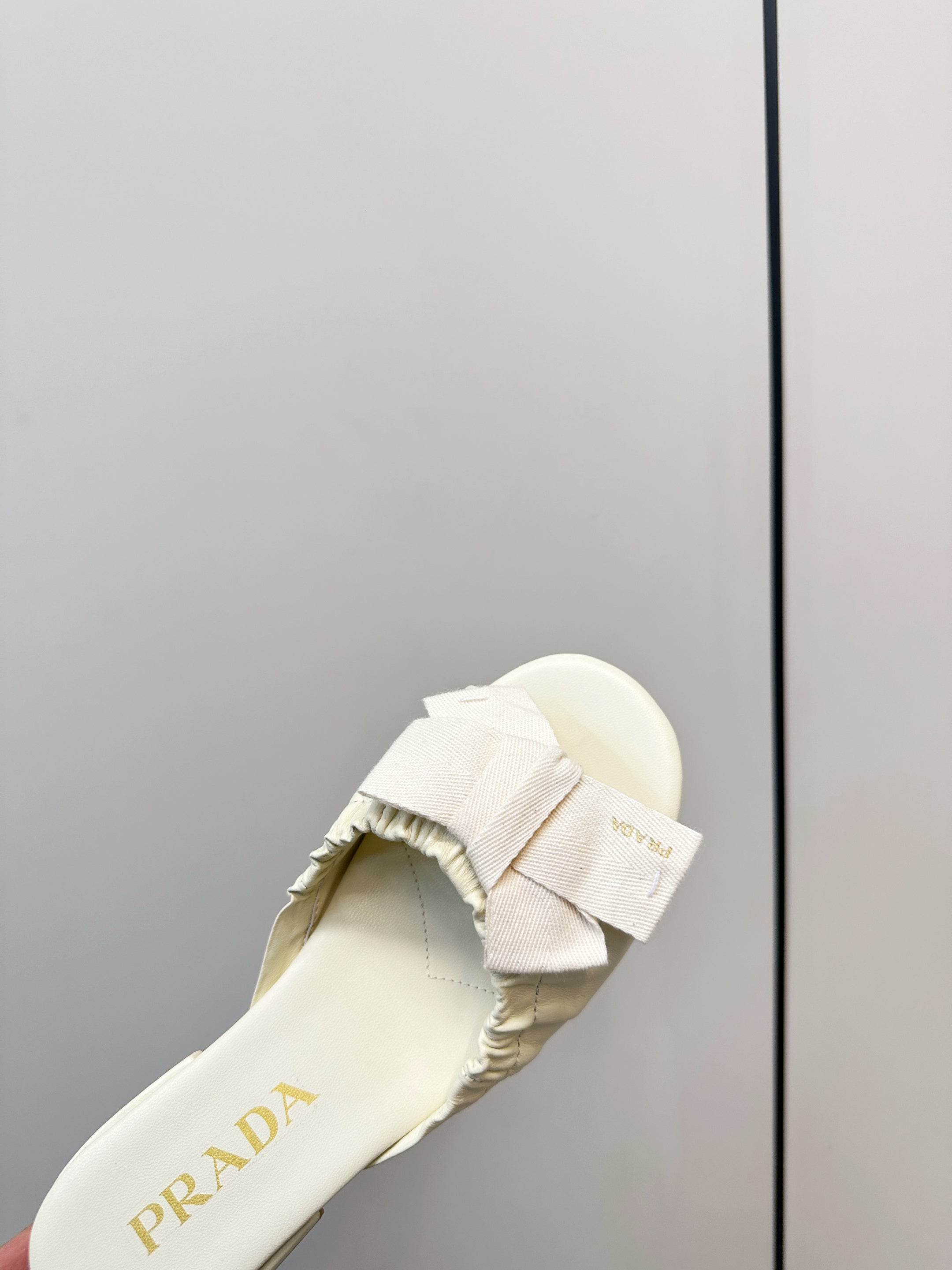 Pra Bow-Tie Stylish Flat Sandals Ivory in Lambskin 771280