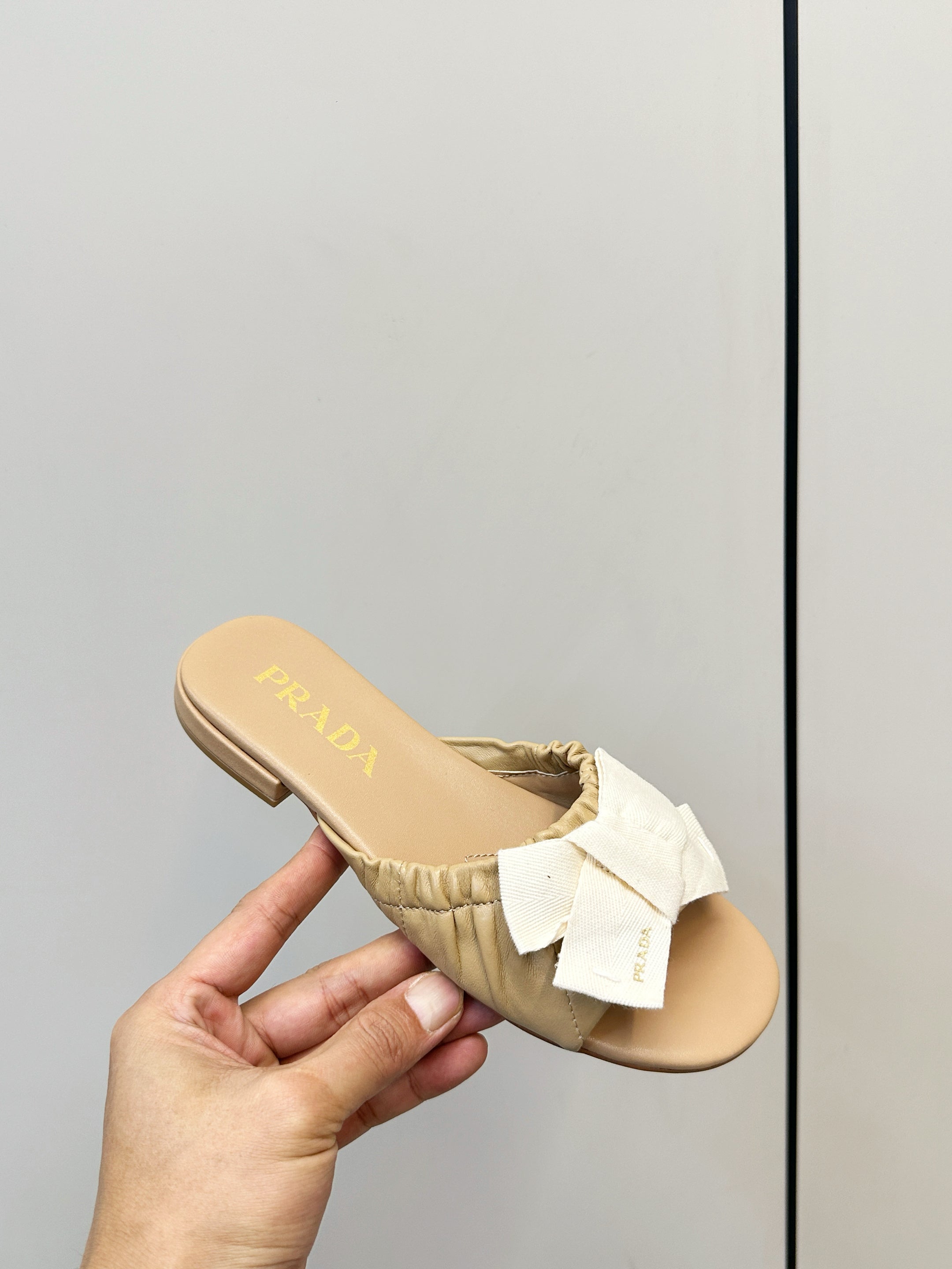 Pra Bow-Tie Stylish Flat Sandals Light Brown in Lambskin 771278