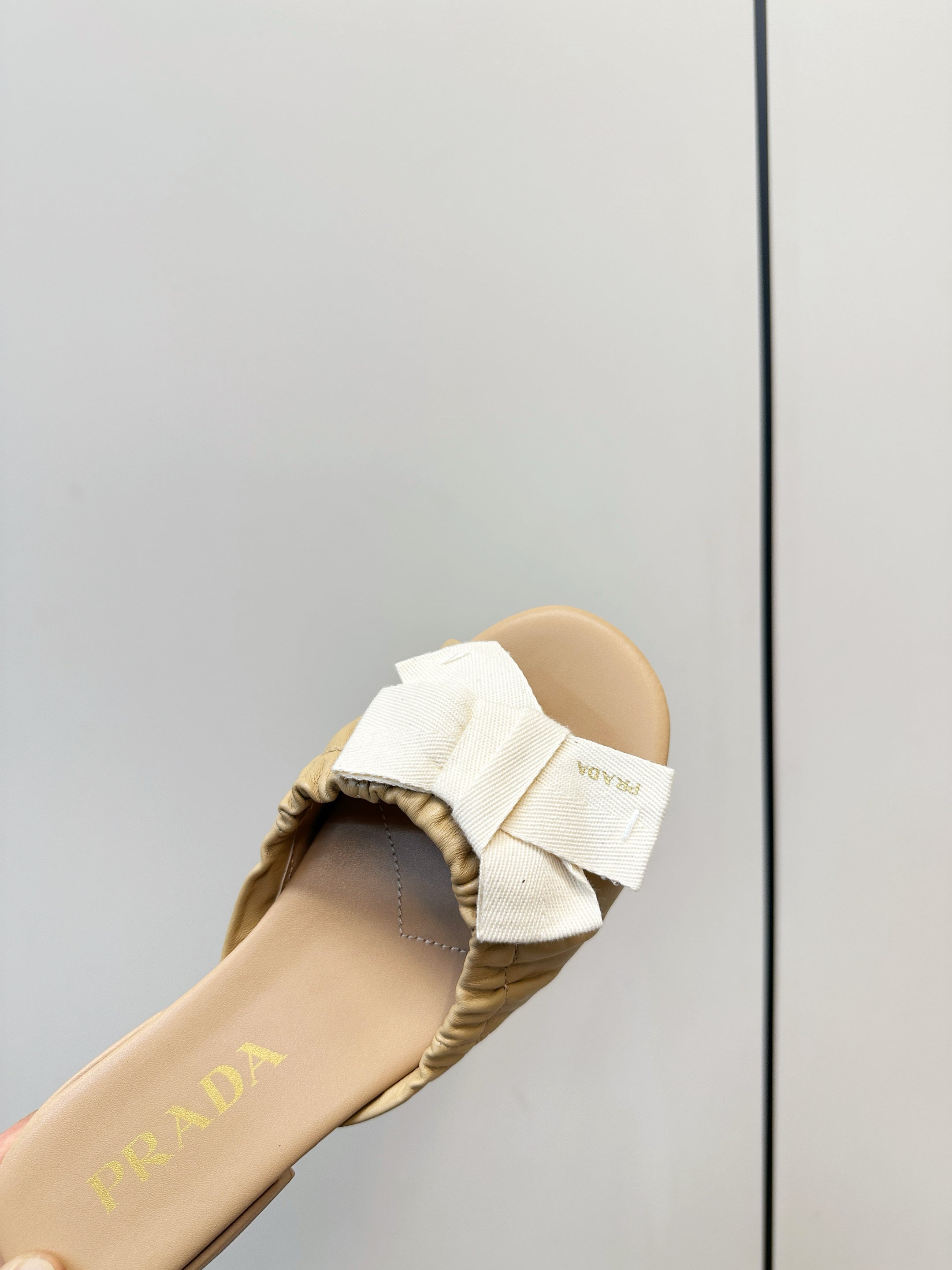 Pra Bow-Tie Stylish Flat Sandals Light Brown in Lambskin 771278