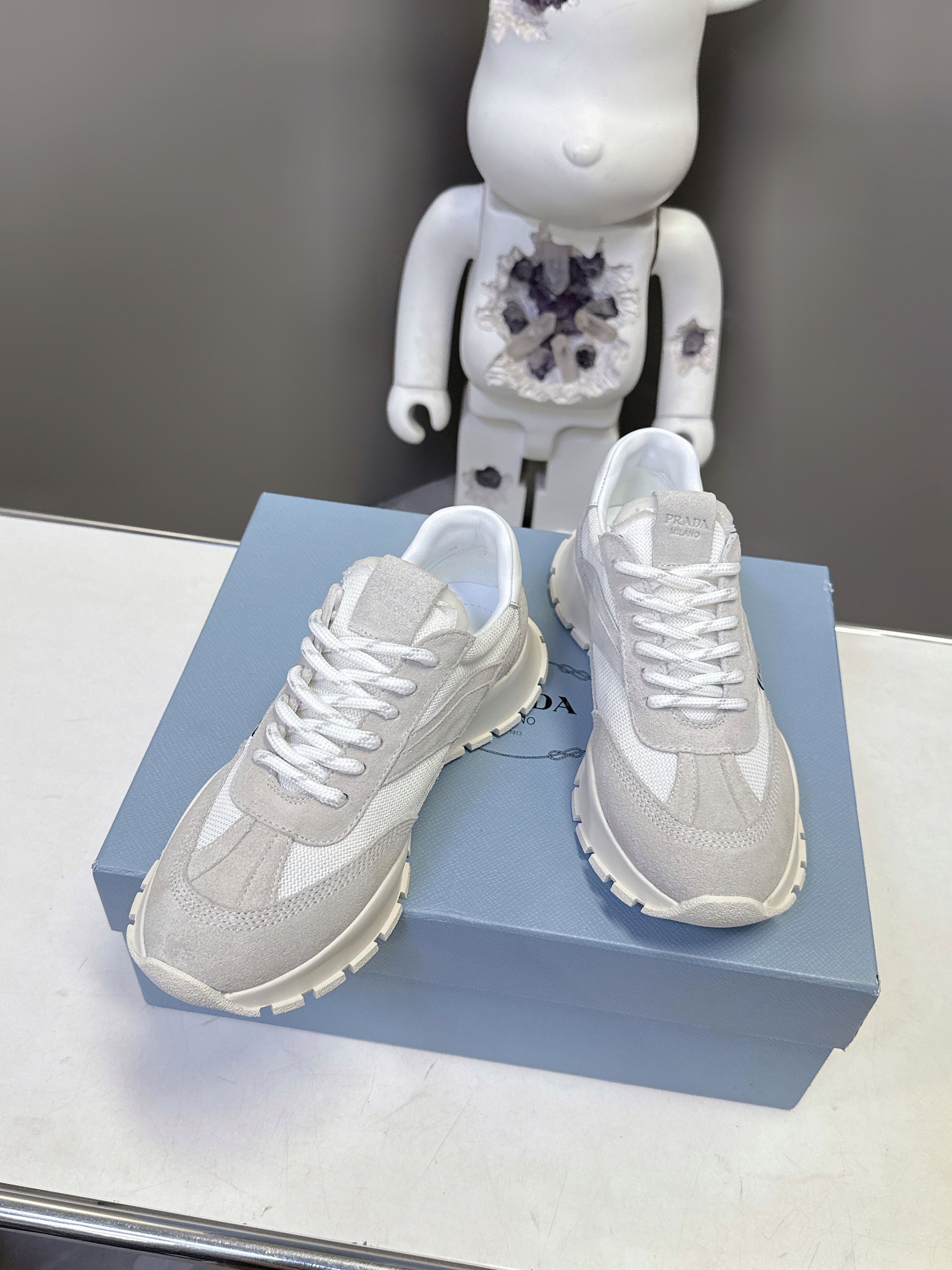 Prad 26ss Milano Logo Label Sneakers Off-White & Light Gray Mesh Suede 951933