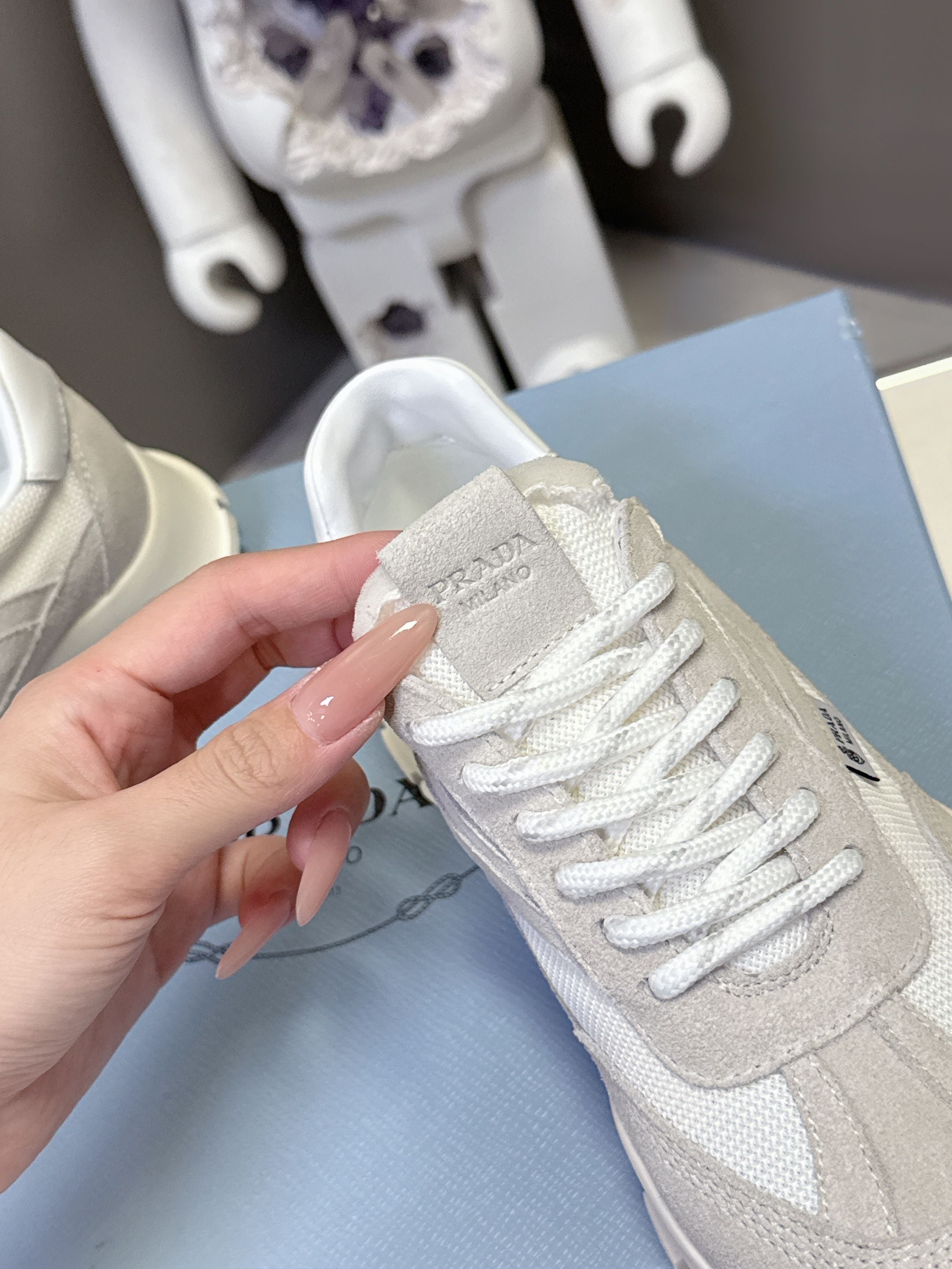 Prad 26ss Milano Logo Label Sneakers Off-White & Light Gray Mesh Suede 951933