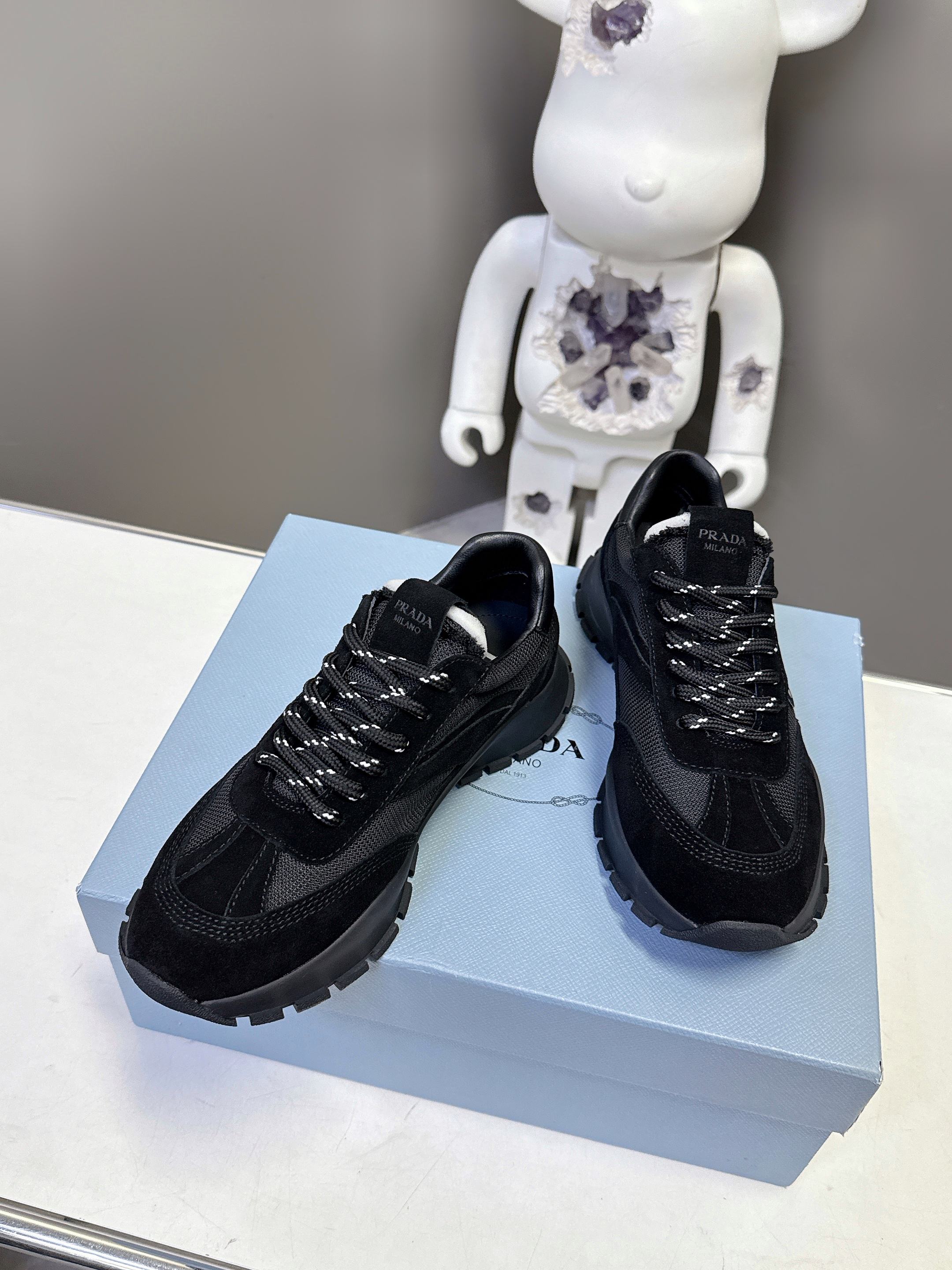 Prad 26ss Milano Logo Label Sneakers Black Mesh Suede 951932