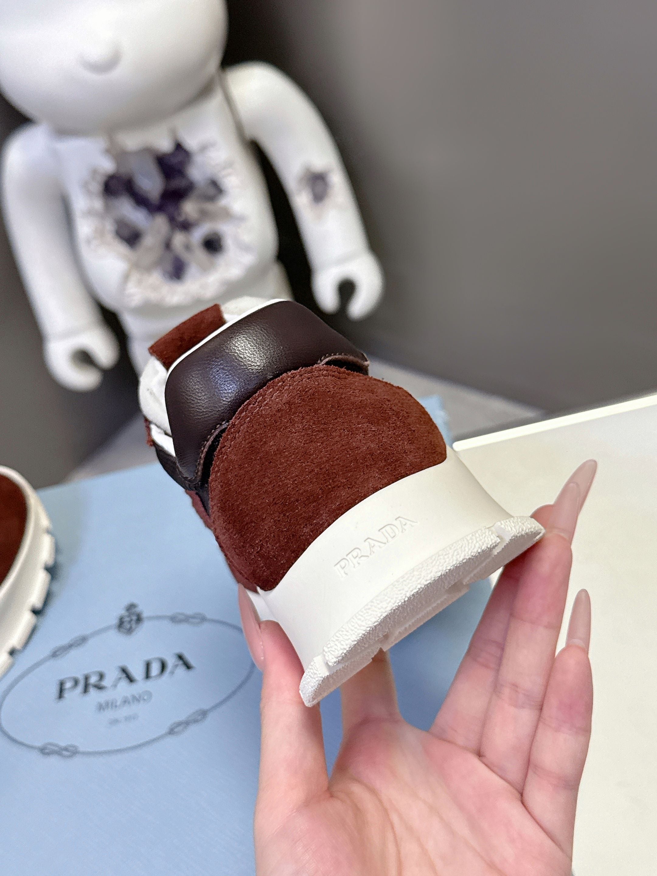 Prad 26ss Milano Logo Label Sneakers Dark Brown Black Mesh Suede 951930