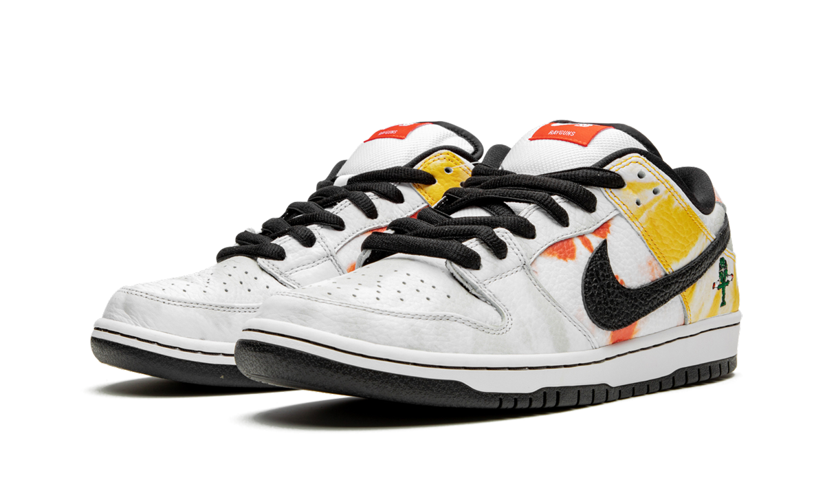 SB Dunk Low "Tie-Dye Rayguns 2019 - White" BQ6832 101