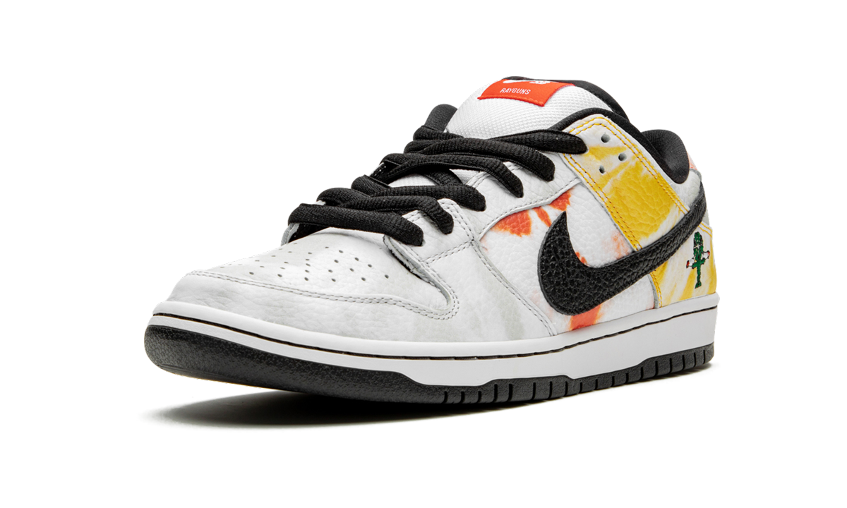SB Dunk Low "Tie-Dye Rayguns 2019 - White" BQ6832 101