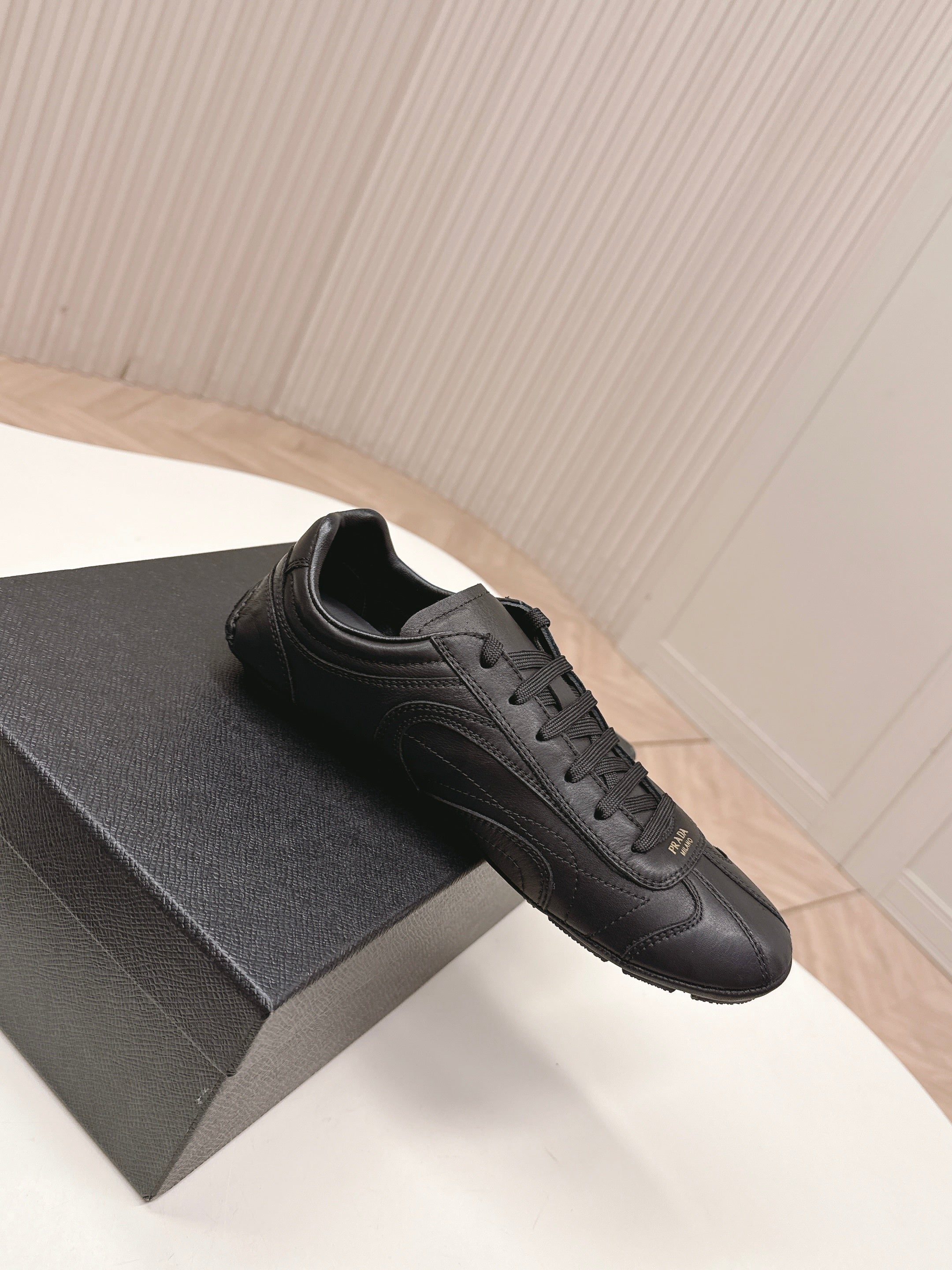 Prada 26ss German Training Black Glossy Leather 644220