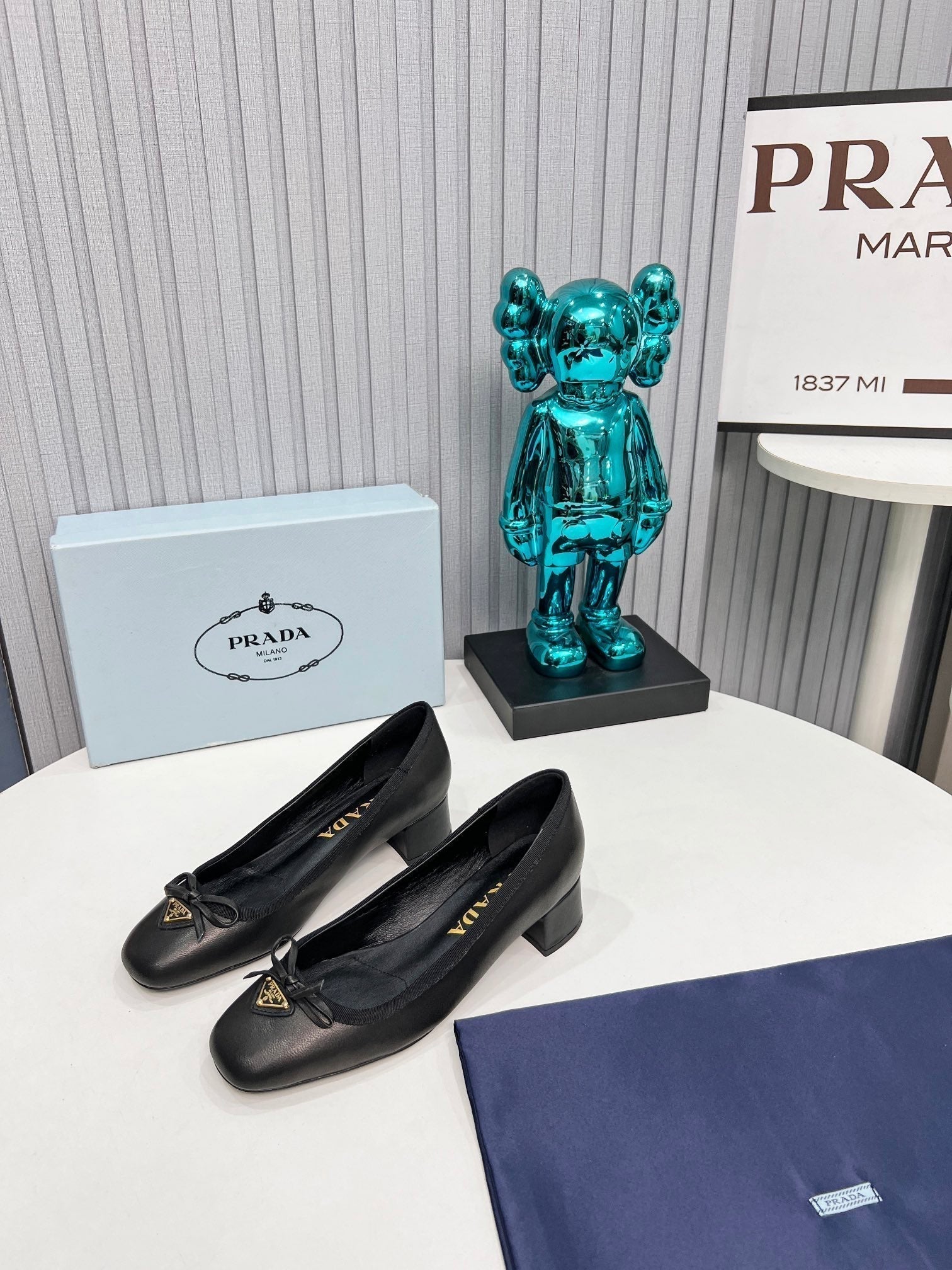Prad 26s Round Toe Pumps Block Heel 40mm In Black Calfskin With Bow