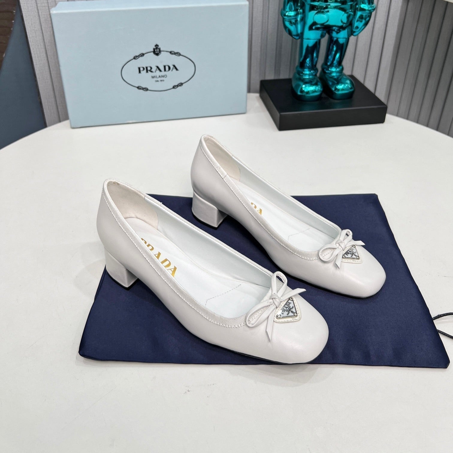 Prad 26s Round Toe Pumps Block Heel 40mm In White Calfskin With Bow