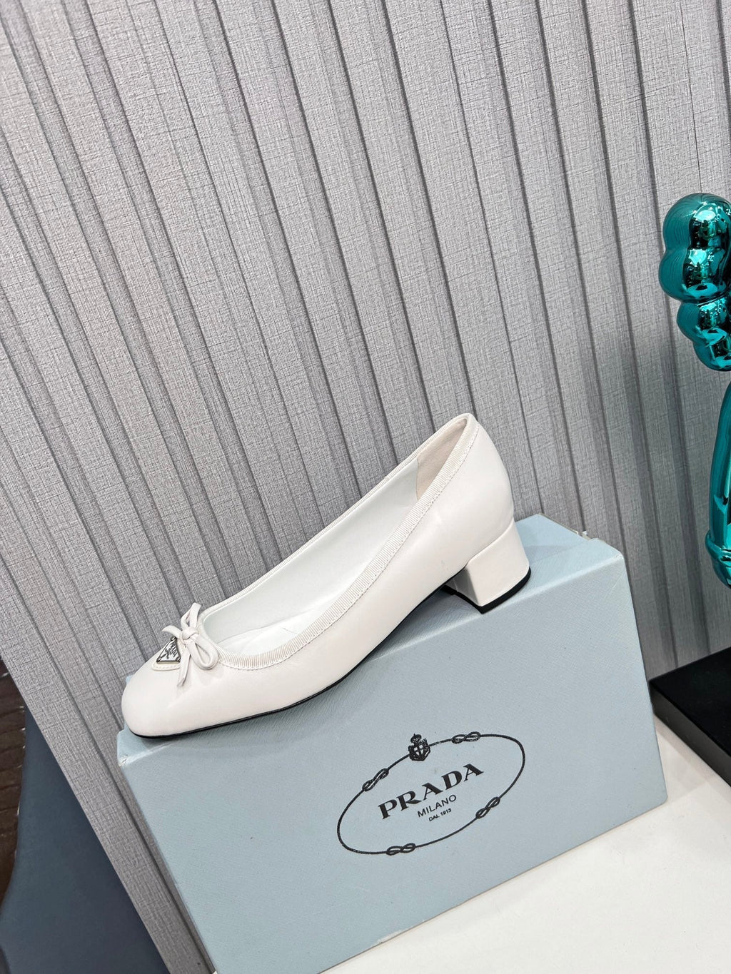 Prad 26s Round Toe Pumps Block Heel 40mm In White Calfskin With Bow