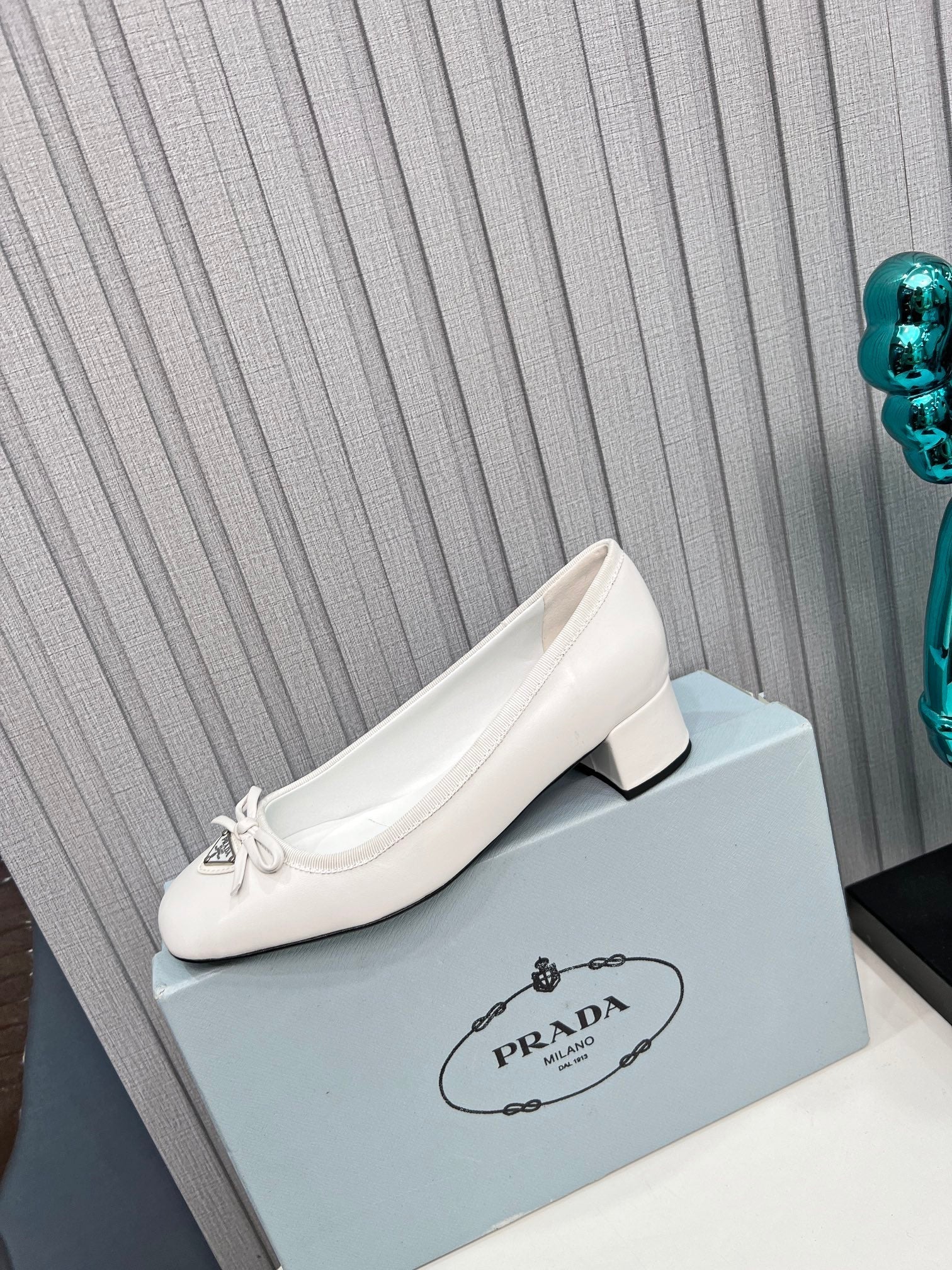 Prad 26s Round Toe Pumps Block Heel 40mm In White Calfskin With Bow