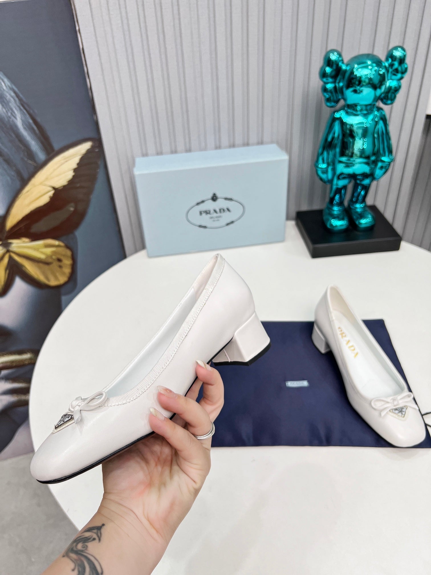 Prad 26s Round Toe Pumps Block Heel 40mm In White Calfskin With Bow