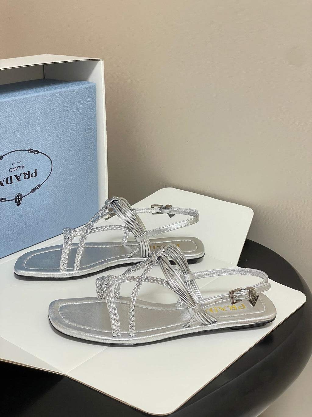Pra Strappy Flat Sandals Sliver Sheepskin 834810