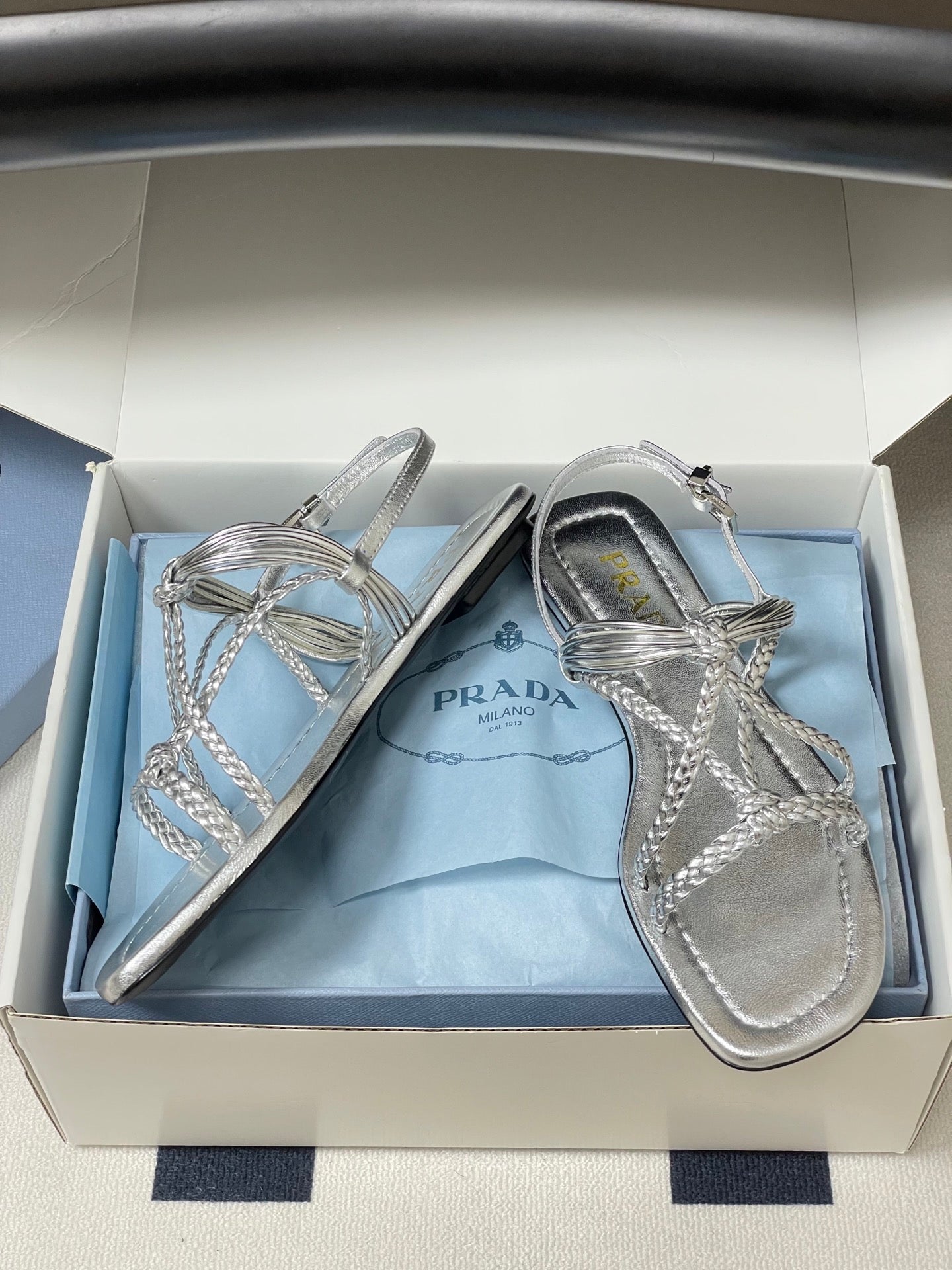 Pra Strappy Flat Sandals Sliver Sheepskin 834810