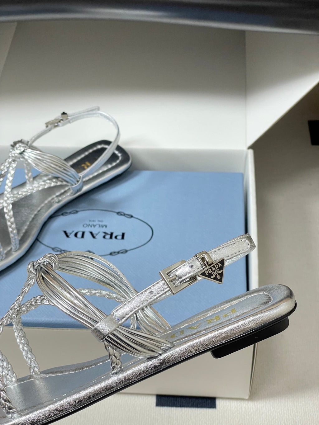 Pra Strappy Flat Sandals Sliver Sheepskin 834810