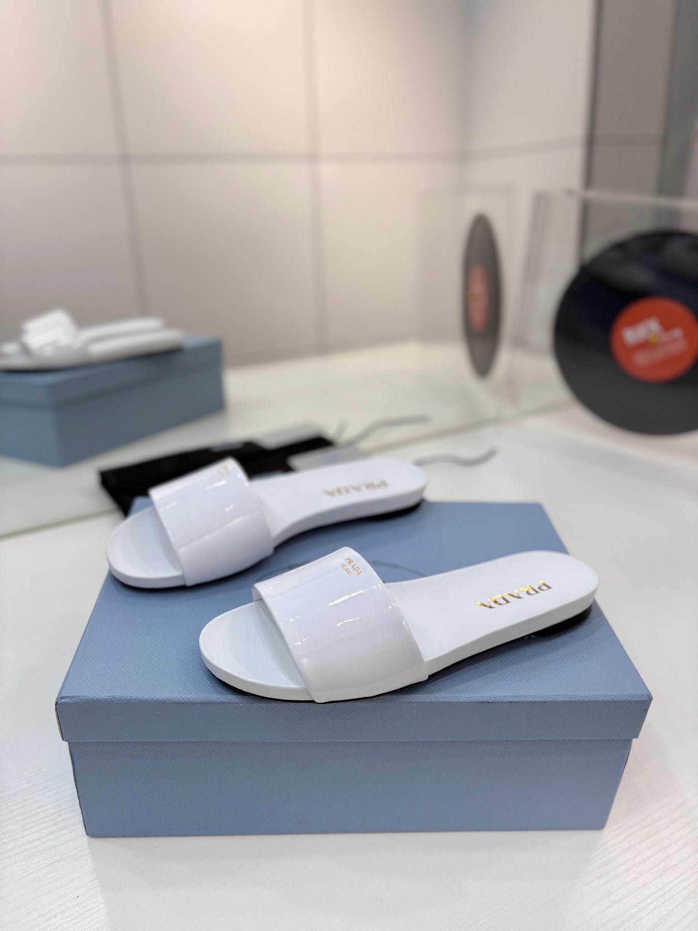Pra Slides White Patent Leather 834597