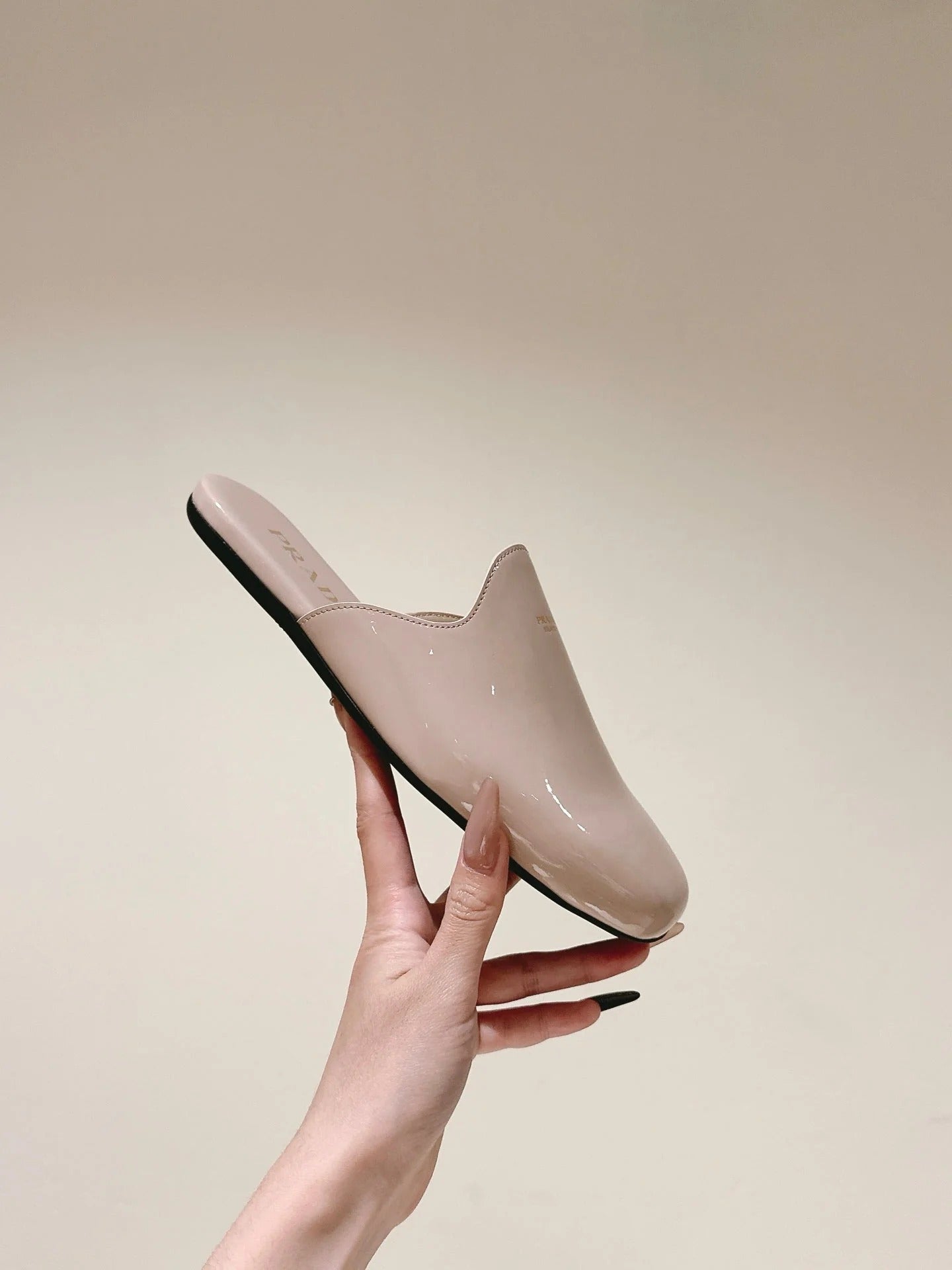 PRA 2026S Flats Mule Nude Patent Leather 657682